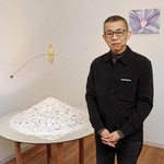 「セルベン」の山を瓦礫に見立て、振り子を持つ女学生の像を宙に浮かせる作品を制作した古巻和芳さん＝芦屋市船戸町４、エンギャラリー芦屋