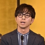 芥川賞に決まり、記者会見する鳥山まことさん＝１４日午後、東京都内（撮影・名倉あかり）