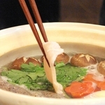 山椒水で下味をつけた鶏胸肉を昆布だしにくぐらせる御所坊の「山椒鍋」