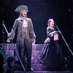 野戦病院で過ごす日々で、少しずつ絆を深めるゴーストのグレイ（左）とフロー＝大阪四季劇場