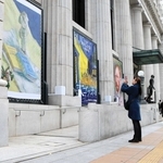 大ゴッホ展の垂れ幕がかかる正面出入り口では、前を通る人が足を止め、写真を撮っている＝神戸市立博物館