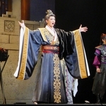 迷いながら成長する王、礼華はるが熱演　宝塚月組バウホール公演「亡国封史　雨にじむ渤海」