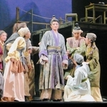 とまどいながら市井の人々と接するインソン（中央、礼華はる）＝宝塚バウホール