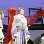 市井の民セウォン（左、彩海せら）と心を通わせていくインソン（礼華はる）＝宝塚バウホール