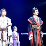 互いを思い合うインソン（右、礼華はる）とセウォン（彩海せら）＝宝塚バウホール