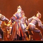 契丹との闘いに臨むインソン（中央、礼華はる）＝宝塚バウホール