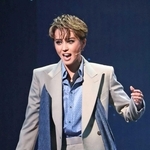 スタイリッシュにスーツを着こなすアレックス（暁千星）＝宝塚大劇場