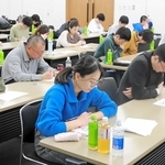 美しく難解、詰め碁の頂点に挑む　「詰碁王決定戦」プロアマ110人参加　東京・大阪で初開催