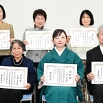 「神戸新聞文芸」25年最優秀賞表彰式　6人が出席「1文字の重さを感じながら続けたい」