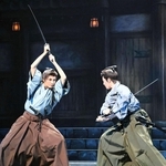 映画のクライマックスシーンに臨む高坂新左衛門（鳳月杏、左）と風見恭一郎（風間柚乃）＝大阪府箕面市