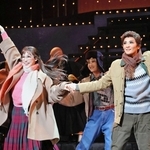 高坂新左衛門（鳳月杏、右）は山本優子（天紫珠李）に誘われ、京都市内を散策する＝大阪府箕面市