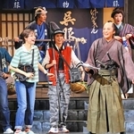 時代劇俳優として生きていく決意をした高坂新左衛門（鳳月杏、右）と監督を目指す山本優子（左から２人目、天紫珠李）＝大阪府箕面市