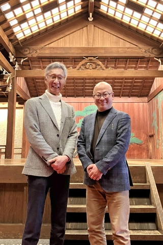 ＴＴＲ能プロジェクトの山本哲也（左）と成田達志＝大阪市中央区上町、大槻能楽堂
