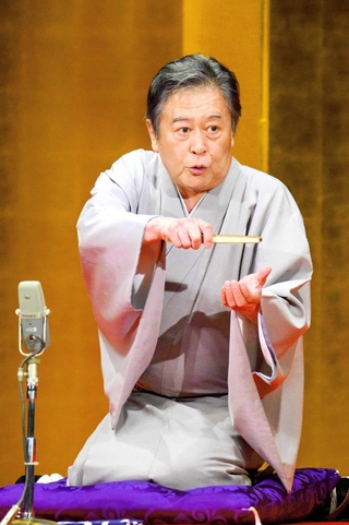 江戸落語の古典を演じる風間杜夫。初の喜楽館での公演に、「神戸の夜が楽しみ」と話す（提供写真）