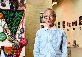 神戸文化支援基金３０周年記念の展覧会場で取材に応じる島田誠さん＝２０２２年９月、神戸市中央区山本通２、ギャラリー島田