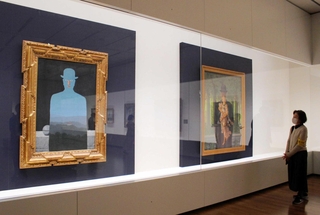 山高帽の男がモチーフのルネ・マグリット「王様の美術館」（左）と「レディ・メイドの花束」＝大阪市北区中之島４、大阪中之島美術館