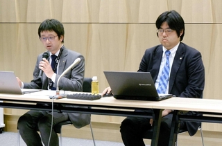 説明会で対応した日本将棋連盟の片上大輔常務理事（左）と糸谷哲郎常務理事＝１月２３日、東京・将棋会館（新聞三社連合提供）