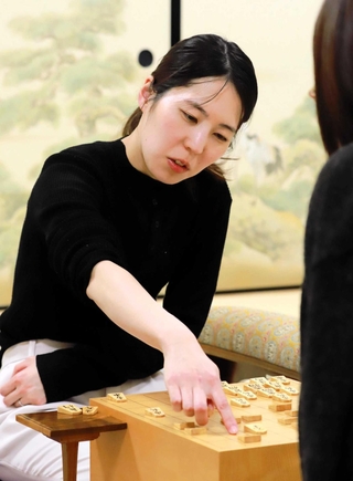 １００局目となる対局後、感想戦に臨む福間香奈女流六冠＝１月３０日、関西将棋会館