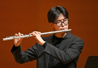 フルートを奏でる横井茂虎さん＝神戸新聞松方ホール（撮影・大田将之）