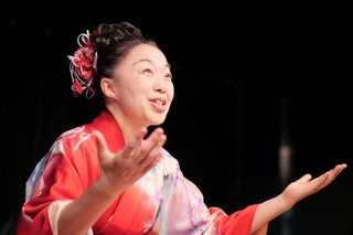 振り袖姿で講談形式の一人芝居に取り組む船戸香里