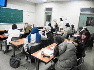 「留学中のイチオシの思い出」をインタビューし合うグループワーク＝大阪教育大学柏原キャンパス