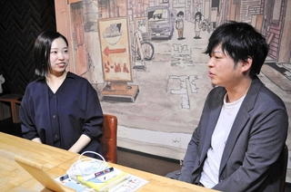 トークイベントで対談した長瀬ほのかさん（左）と夫の相場大佑さん＝大阪市北区