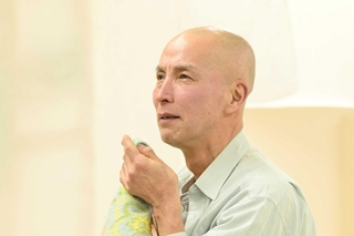 「曽根崎心中」の一場面。俳優アンディ岸本による一人芝居（清流劇場提供）