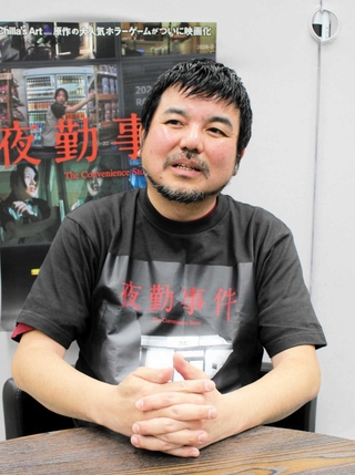 「人は怖いもの見たさの部分がある。ホラーは、怖がってもらうエンターテインメント」と話す永江二朗監督＝神戸市中央区東川崎町１、神戸新聞社