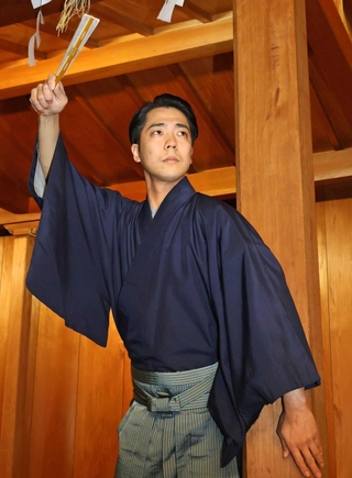 白拍子が蛇体となり、柱に巻き付く場面の再現。道成寺でしか見られない演出も多くある＝神戸市長田区大塚町２、上田能楽堂