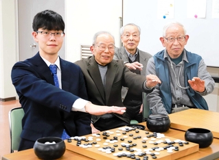 指導碁会で再会した（左から）田中康湧五段と武本昭夫さん、中嶋正義さん、黒田紀典さん＝１５日、赤穂市加里屋中洲３、赤穂市民会館