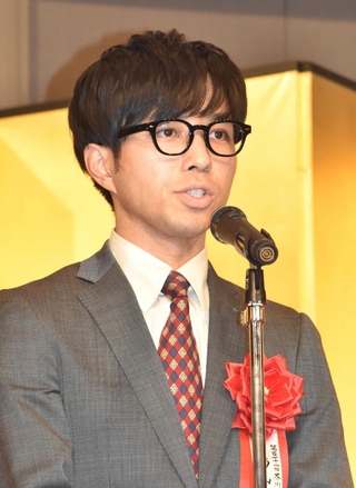 芥川賞の贈呈式で執筆を振り返る鳥山まことさん＝東京都内