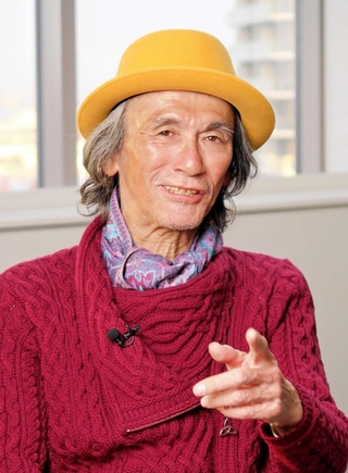 ４５年を振り返り「出演者が演奏しやすい環境をつくってくれている音響や照明などのスタッフのおかげ」と語る児島進代表＝神戸新聞社