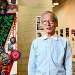 神戸文化支援基金３０周年記念の展覧会場で取材に応じる島田誠さん＝２０２２年９月、神戸市中央区山本通２、ギャラリー島田