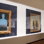 山高帽の男がモチーフのルネ・マグリット「王様の美術館」（左）と「レディ・メイドの花束」＝大阪市北区中之島４、大阪中之島美術館