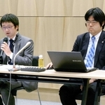 説明会で対応した日本将棋連盟の片上大輔常務理事（左）と糸谷哲郎常務理事＝１月２３日、東京・将棋会館（新聞三社連合提供）