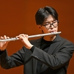 フルートを奏でる横井茂虎さん＝神戸新聞松方ホール（撮影・大田将之）