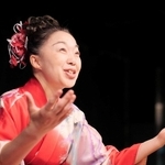 振り袖姿で講談形式の一人芝居に取り組む船戸香里