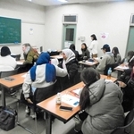 新聞づくりで日本語力アップ!　留学生、インタビューをはがきサイズ用紙にまとめる　大教大で実習