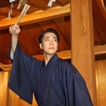 白拍子が蛇体となり、柱に巻き付く場面の再現。道成寺でしか見られない演出も多くある＝神戸市長田区大塚町２、上田能楽堂