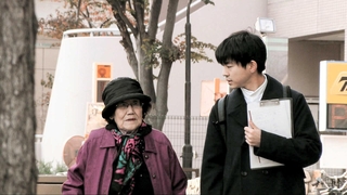 ９４歳の岸明子さん（左）に話を聞く２７歳の山中健一記者