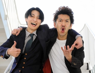 結成１８年。「ケンカは一度もない」と語る周平魂（右）とたかのり＝大阪市中央区千日前、なんばグランド花月