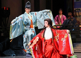 平知盛（左、永久輝せあ）と舞を披露する明子（星空美咲）＝宝塚市栄町１、宝塚大劇場