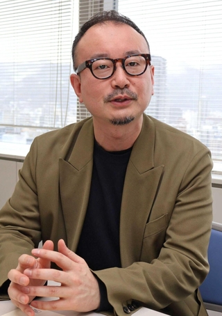 「道化はリア王の影。影と光を意識した演出を考えている」と話す笠井友仁＝神戸新聞社