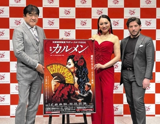 オペラ「カルメン」の上演を発表した（左から）佐渡裕芸術監督と、出演者の高野百合絵、マリオ・ロハス＝兵庫県立芸術文化センター