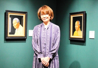 開幕前に会場を訪れたヤマザキマリ。後ろは落語家の立川志の輔（左）、文楽人形遣いの桐竹勘十郎を描いた肖像画＝京都市下京区、美術館「えき」ＫＹＯＴＯ