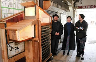 解体前の高架下に現れた「新しいお店」を前に（右から）ディレクターの森山未來さん、実行委員の松田雅代さん、田村圭介さん＝神戸市中央区元町高架下２