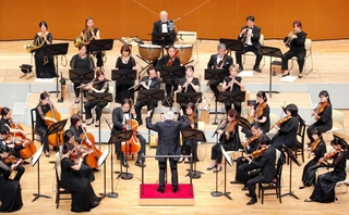 開館５０周年を迎えた神戸文化ホールで演奏する神戸市室内管弦楽団＝２０２５年６月（Ｃ）米田フォト