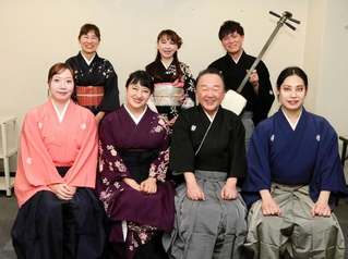 追善会の出演者たち。（前列右から）浪曲師の京山幸太、京山幸枝若、春野恵子、京山幸乃、（後列右端）曲師の新内光希＝大阪市中央区