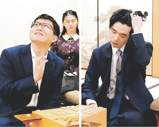 叡王戦本戦準決勝で勝利した永瀬拓矢九段（左）と、敗れた藤井聡太六冠が、感想戦に臨んだ＝５日、関西将棋会館