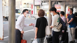 映画の一場面。息子がいなくなったシングルマザーは、私立探偵（左）を雇って捜索を続ける（（Ｃ）２０２４ＯＳＳＡＦＩＬＭ，ＢＲ，ＭＯＲＩＦＩＬＭ）